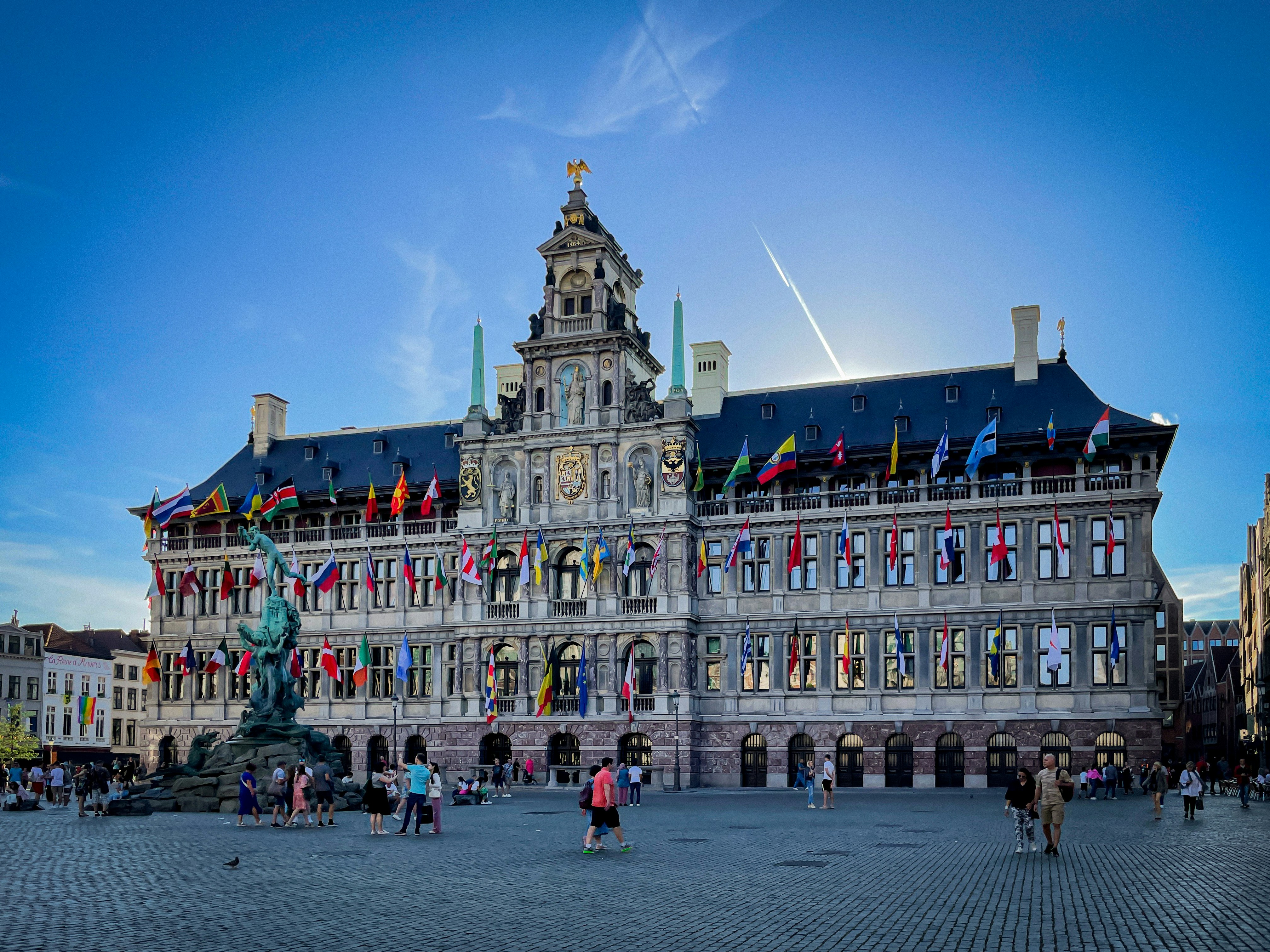 Antwerpener Rathaus am Grote Markt mit internationalen Flaggen