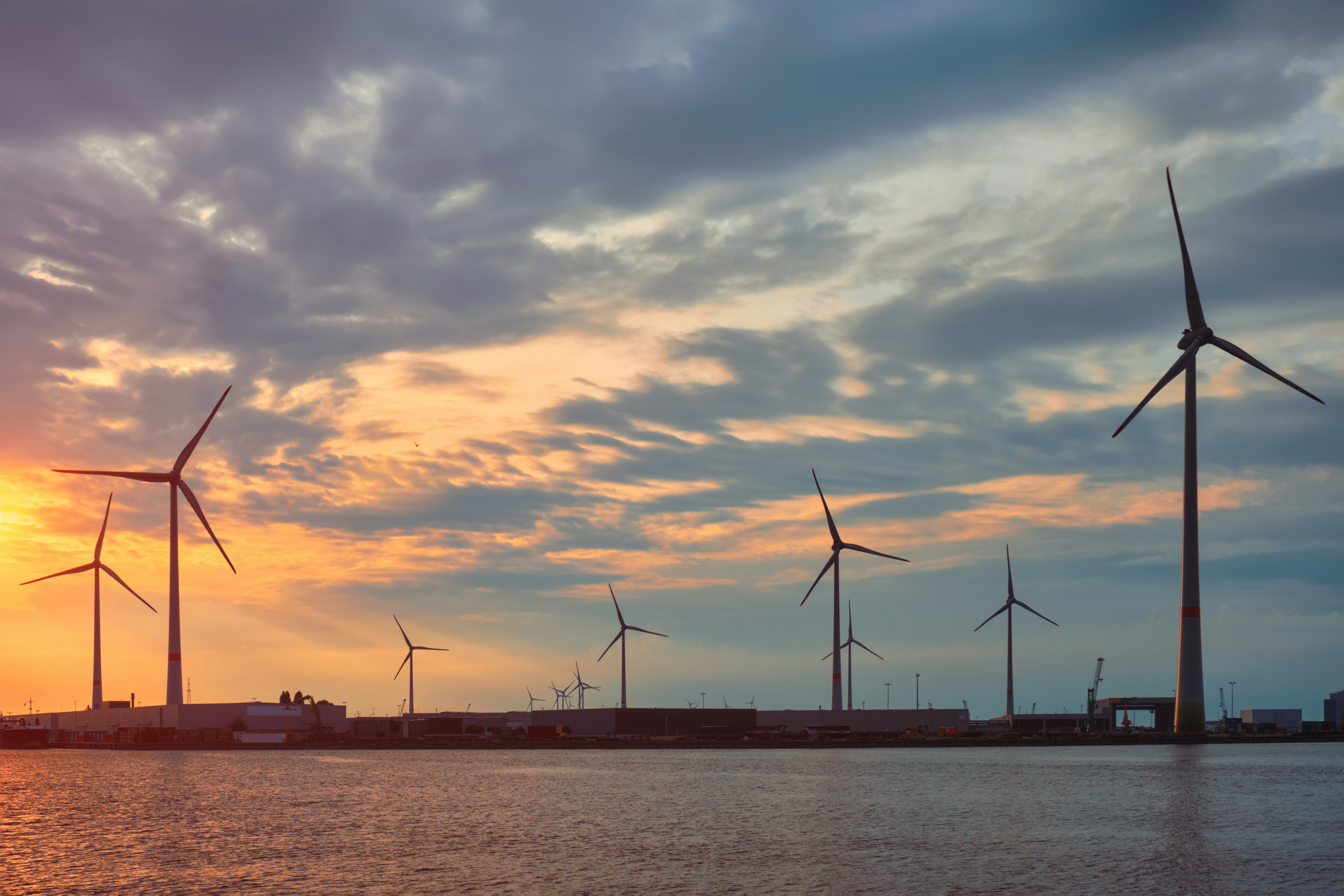Windräder am belgischen Hafen bei Sonnenuntergang