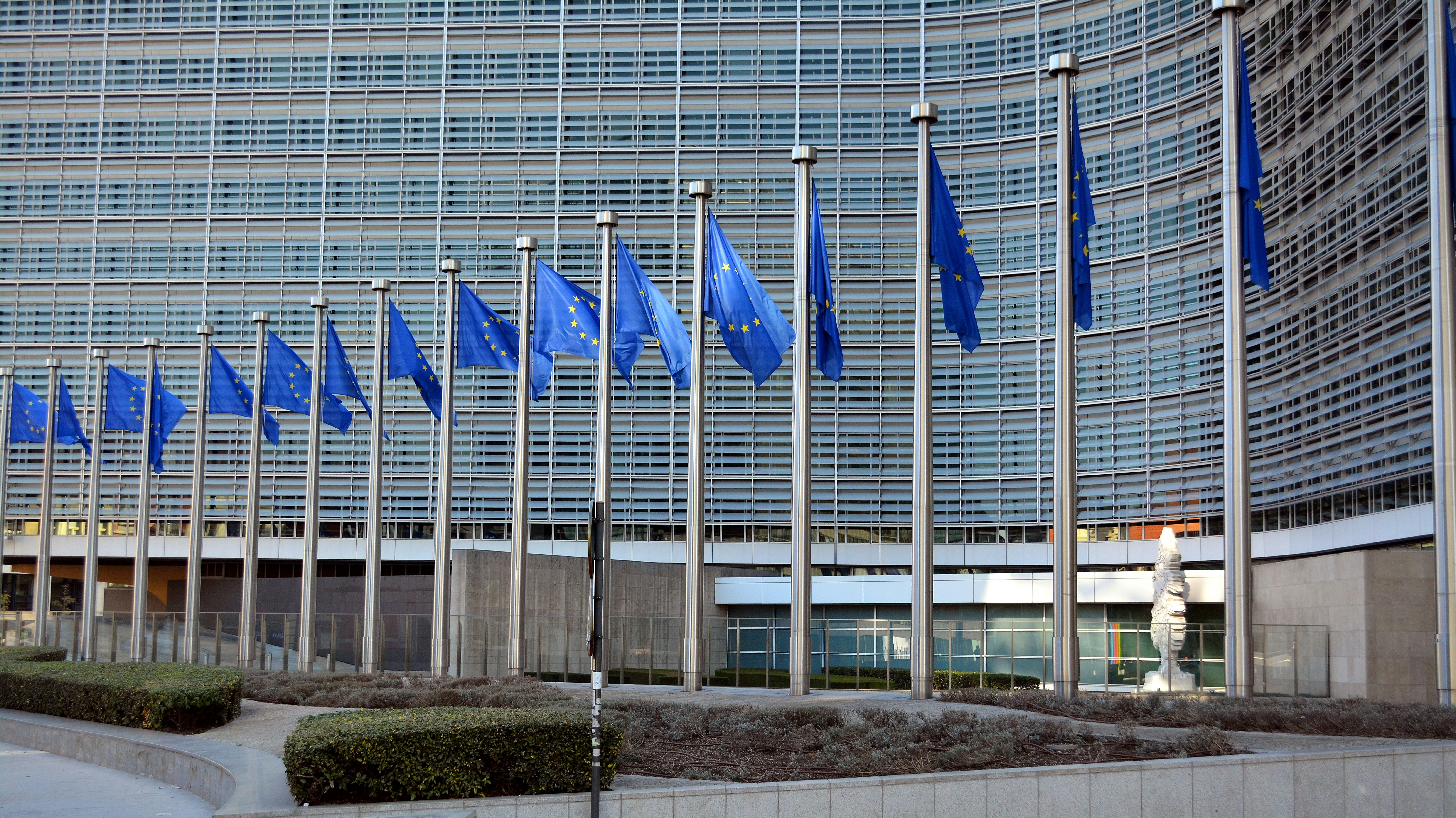 EU-Kommission Berlaymont-Gebäude in Brüssel mit EU-Flaggen